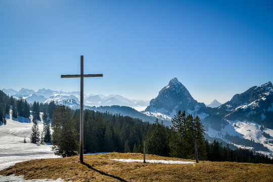 Views on Grosser Mythen peak in background and wooden cross in foreground in canton of Schwyz
