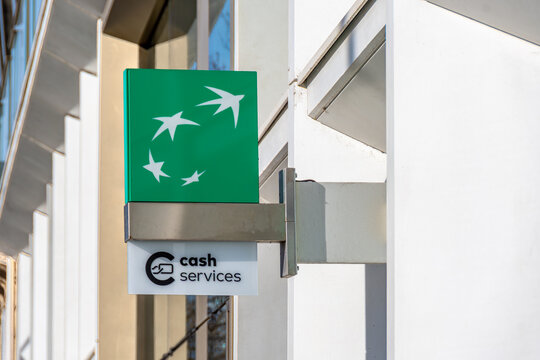 Neuilly-sur-Seine, France - 8 f&eacute;vrier 2026: Enseigne et logo &agrave; l'ext&eacute;rieur d'une agence BNP Paribas, groupe bancaire fran&ccedil;ais proposant des services financiers &agrave; l'&eacute;chelle internationale