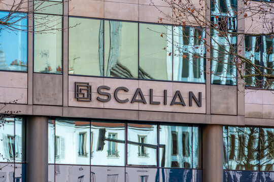 Neuilly-sur-Seine, France - 8 f&eacute;vrier 2026: Enseigne et logo sur un b&acirc;timent de Scalian. Scalian, auparavant nomm&eacute; Eurogiciel, est une entreprise de services du num&eacute;rique fran&ccedil;aise bas&eacute;e &agrave; Toulouse