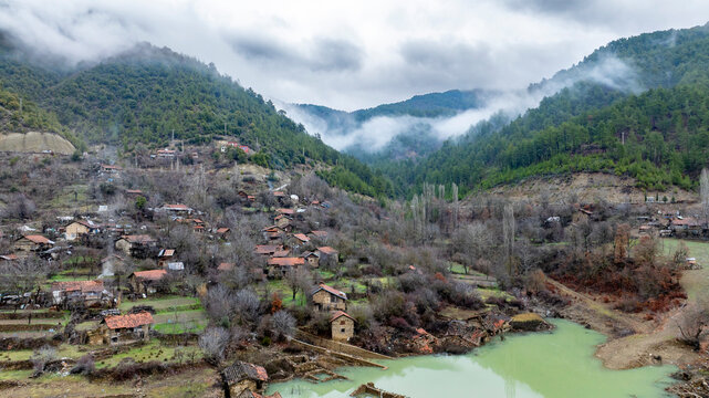 Small Darıb&uuml;k&uuml; village flooded with dam waters despite locals&rsquo; pending legal case. A small village in the southern province of Isparta was flooded by water from a dam after the facility and three othe