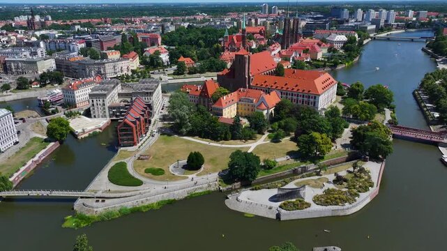 Cinematic Island Orbit: From Ostr&oacute;w Tumski to the "Nawa" Modern Art Sculpture