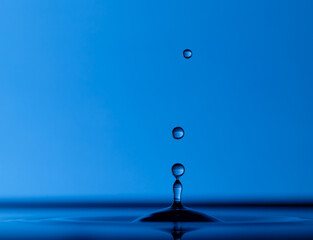 Color drops splash with umbrella or balls in fresh water