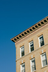 Obraz premium Building with decorative details under a clear blue sky in a city setting