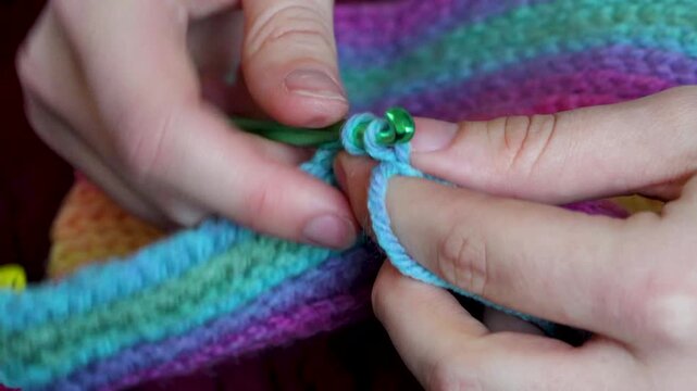 Travail de crochet pour faire une pi&egrave;ce en laine multicolore