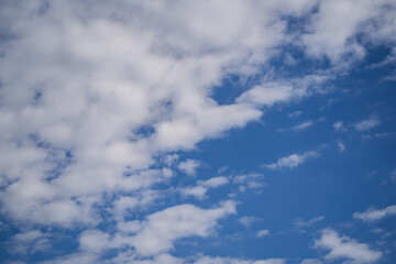 Obraz premium Cielo azul con nubes blancas esponjosas en día despejado