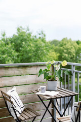 Obraz premium Cozy balcony with small table and plant for enjoying coffee and relaxation time