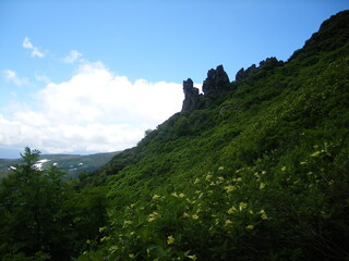 Obraz premium The trail to Aizankei spa to Mt.Kuro-dake