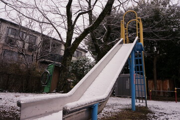 積雪の滑り台