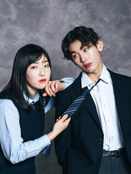 制服を着た男女学生のポートレート