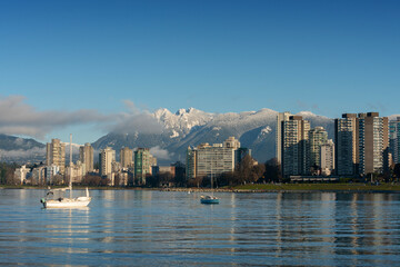 Obraz premium English Bay West End Vancouver and Mountains.Sunshine on English Bay Beach on a crisp morning. Vancouver, British Columbia, Canada. 