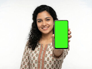 Naklejka premium A smiling woman holding up a smartphone with a green screen