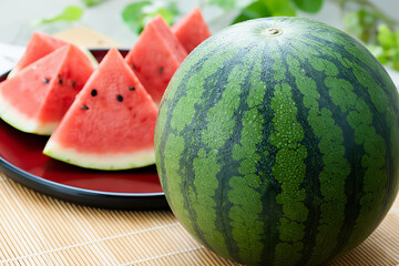 大玉スイカとカットしたスイカ