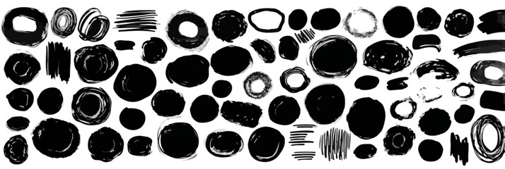 Kolekcja ręcznie rysowanych czarnych k&oacute;łek i plam atramentu na białym tle, idealna do projekt&oacute;w graficznych i dekoracji artystycznych.