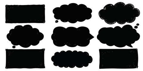 Conjunto de bocadillos de texto y nubes de pensamiento negras dibujadas a mano con estilo de tiza sobre un fondo transparente para dise&ntilde;o gr&aacute;fico.