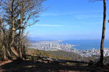 逢坂山からの大津市街地と雪が積もった蓬莱山