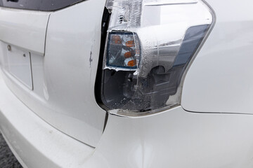 破損した自動車のテールランプ