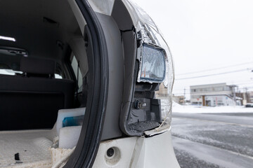 破損した自動車のテールランプ