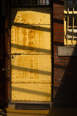 日差しを浴びる洋館の扉20240224