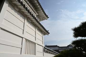 青空に映える白漆喰の城壁と重厚な瓦屋根