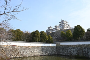 青空に映える白鷺城・姫路城の天守閣と石垣