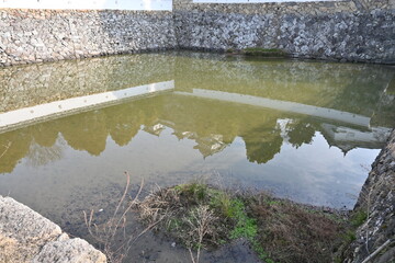 お堀の水面に美しく映り込む姫路城の「逆さ城」