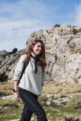 Naklejka premium Young woman hiking in mountains enjoying outdoor leisure