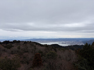 曇り空の下の大津市街の俯瞰
