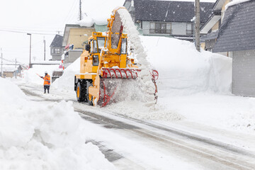 道路の雪を除雪するロータリ除雪車