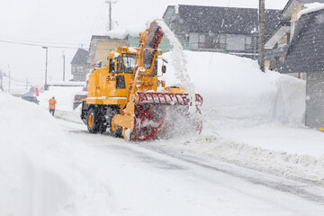 道路の雪を除雪するロータリ除雪車