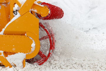 道路の除雪をするロータリ除雪車のオーガ