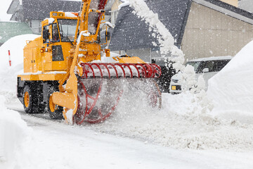 道路の雪を除雪するロータリ除雪車