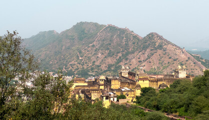 Obraz premium Panoramic view of Amber Fort complex set against the Aravalli hills near Jaipur. Historic Indian