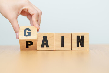 Naklejka premium hand change wooden block Pain to Gain. solution and Value, Mindset for growth business, No Pain No Gain, Work hard, Motivation, Fitness, health, wellness and challenge concepts