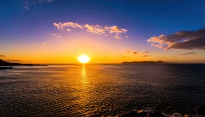 Obraz premium Dramatic ocean sunset with vibrant colors and cloud formations.