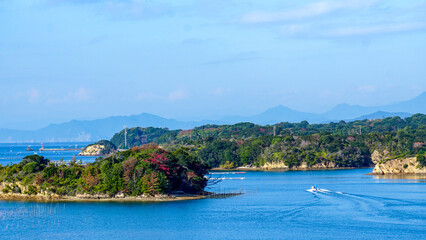 桐垣展望台から望む英虞湾のリアス海岸と海面を走る一艘の白いボート