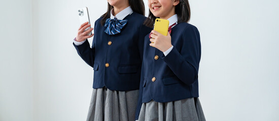 スマホを持つ学生