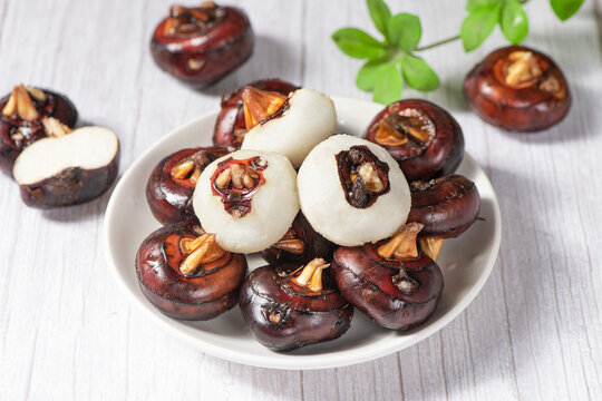 raw fresh Chinese water chestnut on table