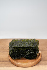 나무 접시에 담긴 구운 한국 김 건강 식품