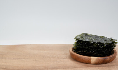 나무 접시에 담긴 구운 한국 김 건강 식품