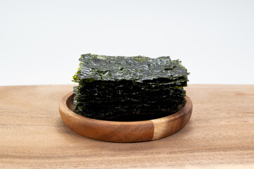 나무 접시에 담긴 구운 한국 김 건강 식품