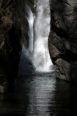 少し凍り始めた名瀑一之釜