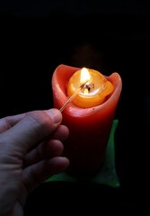 Encendiendo una vela con cerilla y llama de fuego