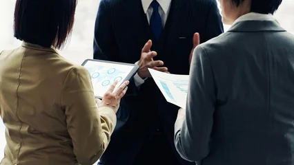 Fotobehang Restaurant 打ち合わせ、ビジネス、会議、ミーティング、インタビュー、研修、指導、提案、オフィス、記者、会見、囲み、ぶら下がり、報道、タブレット、画面、ビジネスパーソン、人材、日本人、手元、顔なし、アップ、男性、女性、相談、会話、スピーチ、教える、上司、部下、教育、ロビー、プロジェクト、コーチング、指示、リーダーシップ、同僚、コンサルタント、コンサルティング、アドバイザー、IT、DX、企画、書類、ビジネスマン、  © metamorworks