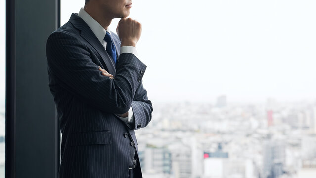 心配、イライラ、悩む、ビジネスパーソン、疑問、転職、不満、経営者、社長、管理職、ストレス、考える、悩み、困る、不安、トラブル、問題、課題、憂うつ、落ち込む、がっかり、残念、緊張、プレッシャー、失敗、コピースペース、展望、予測、将来、未来、企業、経営、マネジメント、高層ビル、社会、オフィス、仕事、人手不足、孤独、スーツ、疲労、疲れ、ミドルエイジ、クライシス、迷う、見通し、広告、検討、人物