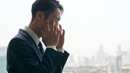 経営者、社長、管理職、悩む、考える、ストレス、頭痛、困る、問題、トラブル、課題、ビジネスマン、男性、悩み、落ち込む、挫折、失敗、不安、心配、偏頭痛、都市、社会、企業、怖い、日本人、ミドルエイジ、中高年、中年、エグゼクティブ、リーダー、上司、不満、ノイローゼ、メンタルヘルス、うつ病、がっかり、残念、緊張、プレッシャー、後悔、疲労、過労、頭を抱える、コピースペース、中小企業、倒産、経営難、ミス、人物
