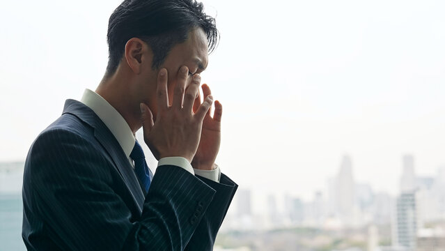 経営者、社長、管理職、悩む、考える、ストレス、頭痛、困る、問題、トラブル、課題、ビジネスマン、男性、悩み、落ち込む、挫折、失敗、不安、心配、偏頭痛、都市、社会、企業、怖い、日本人、ミドルエイジ、中高年、中年、エグゼクティブ、リーダー、上司、不満、ノイローゼ、メンタルヘルス、うつ病、がっかり、残念、緊張、プレッシャー、後悔、疲労、過労、頭を抱える、コピースペース、中小企業、倒産、経営難、ミス、人物