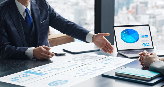 相談、提案、ビジネス、会議、顧客、プレゼンテーション、書類、アドバイザー、コンサルタント、コンサルティング、ミーティング、ビジネスマン、打ち合わせ、チーム、面談、接客、見積もり、オフィス、人材、日本人、手元、顔なし、会話、ビジネスパーソン、チームワーク、グループ、企業、経営、経理、決算、資料、レポート、企画書、データ、リサーチ、調査、グラフ、画面、ノートパソコン、PC、IT、DX、顧問、商談、研修