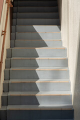 日の当たる箇所と影が半々になっている階段