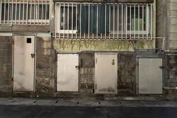 4つの扉がある古い建物の壁