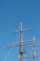 白い帆船のマスト